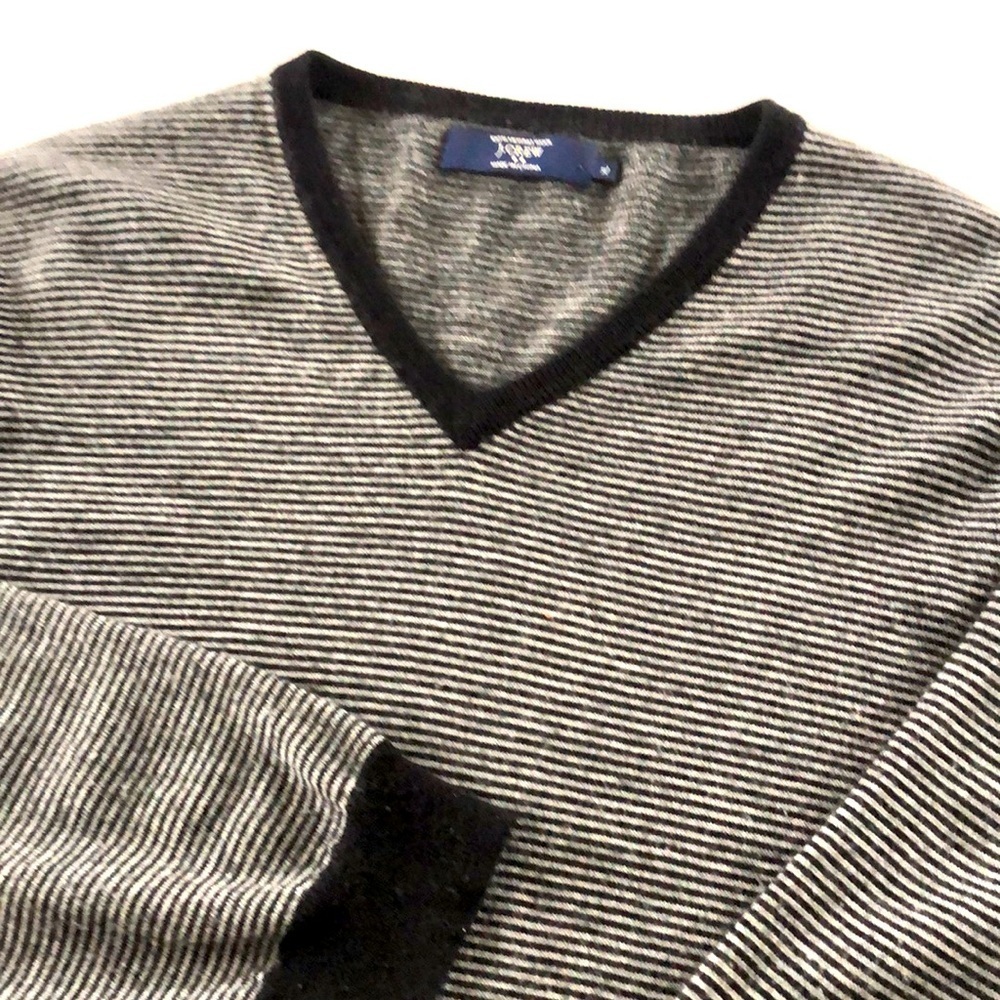 J Crew 100% Merino Wool V Neck Men’s Classic Black and White Sweater. Size XL